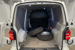 valkoinen Volkswagen Transporter 2019 kuva 17.