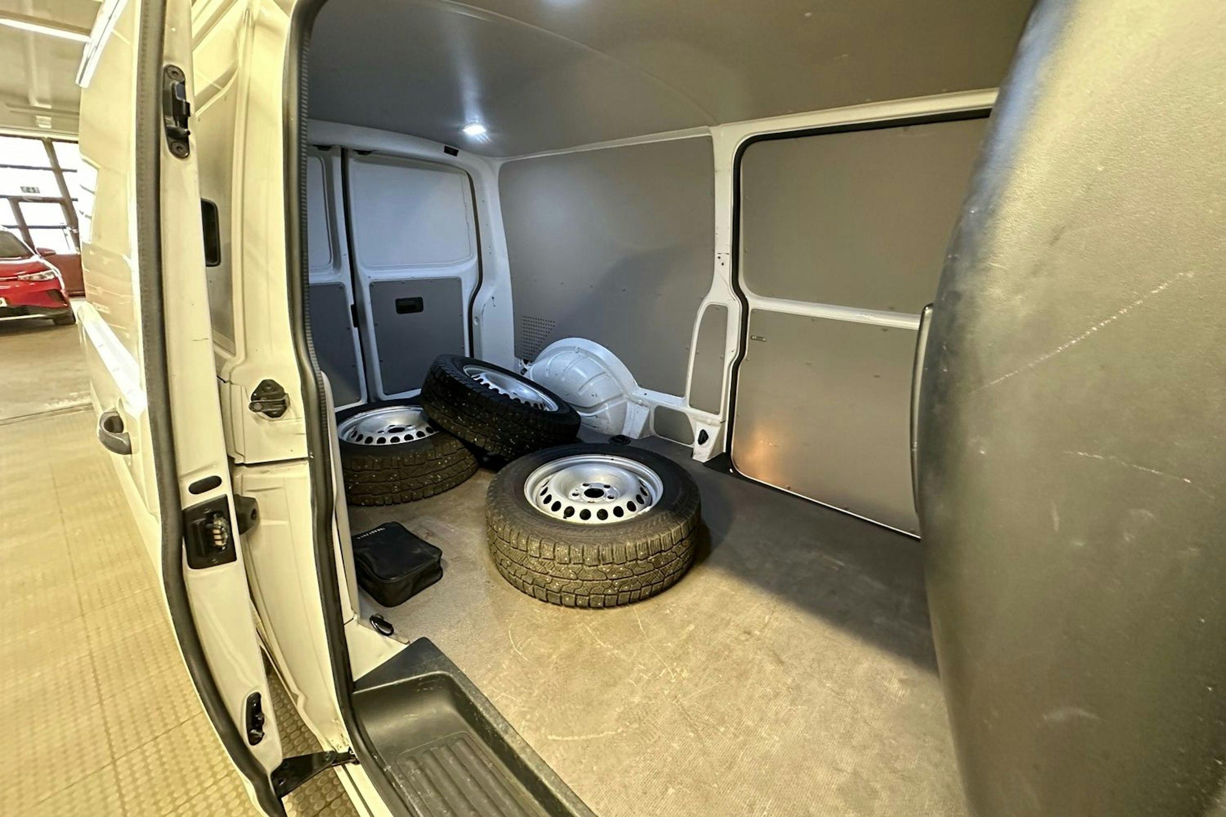 valkoinen Volkswagen Transporter 2019 kuva 18.
