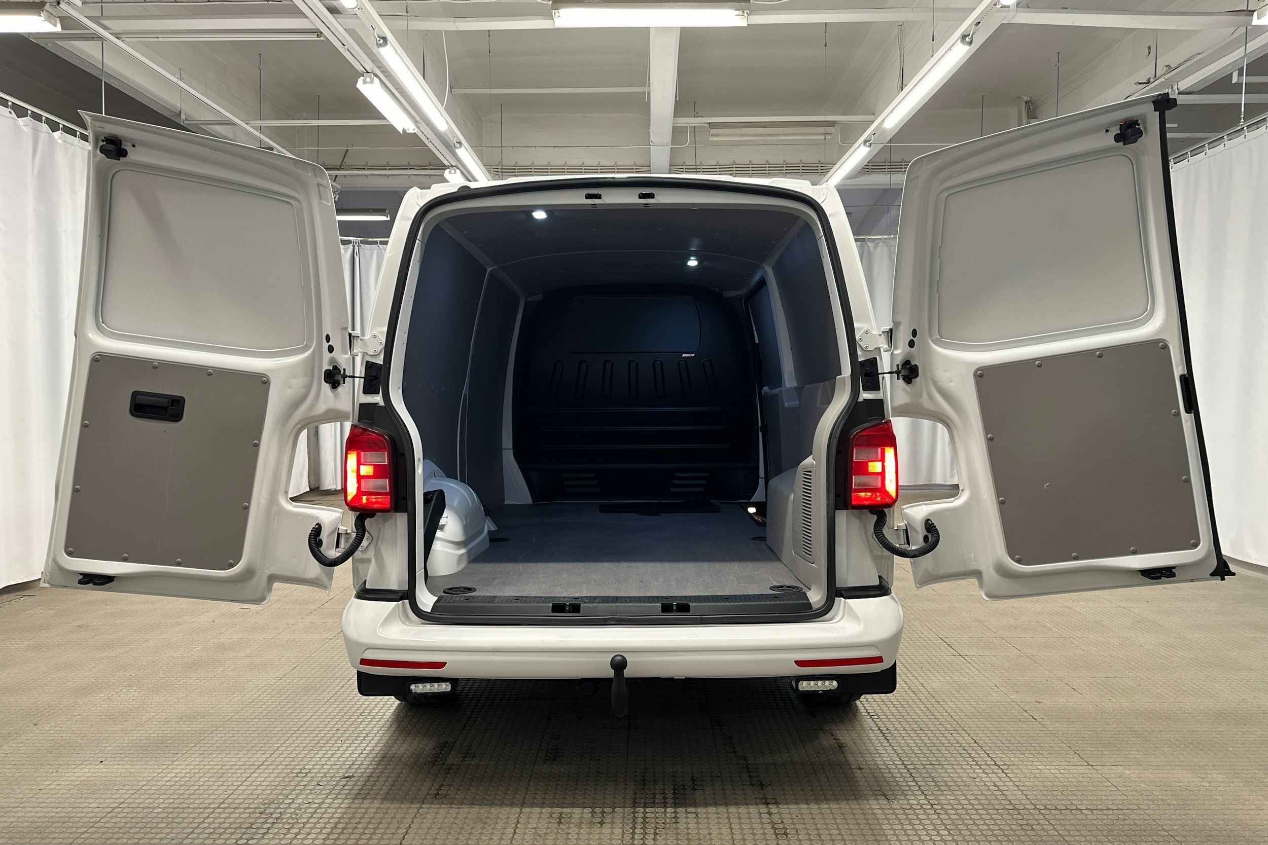 valkoinen Volkswagen Transporter 2019 kuva 9.
