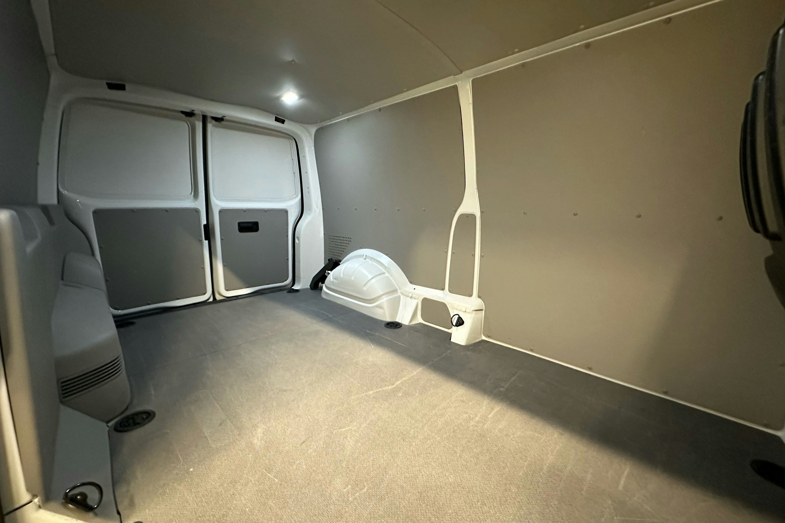 valkoinen Volkswagen Transporter 2019 kuva 10.