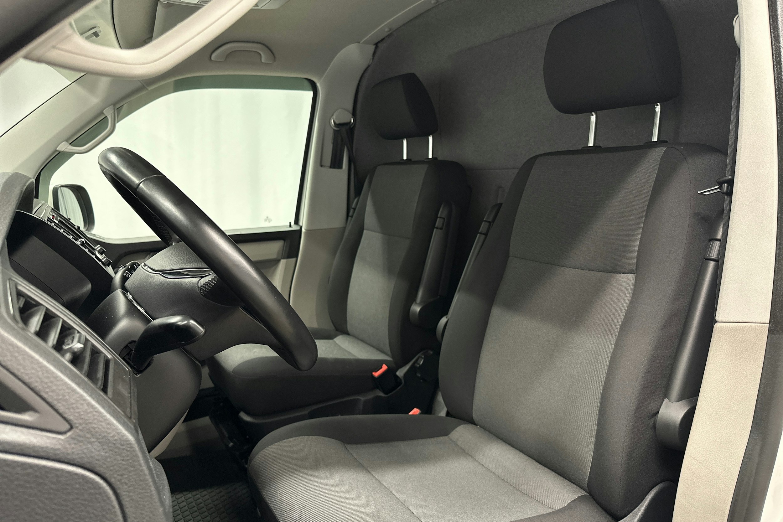 valkoinen Volkswagen Transporter 2019 kuva 11.