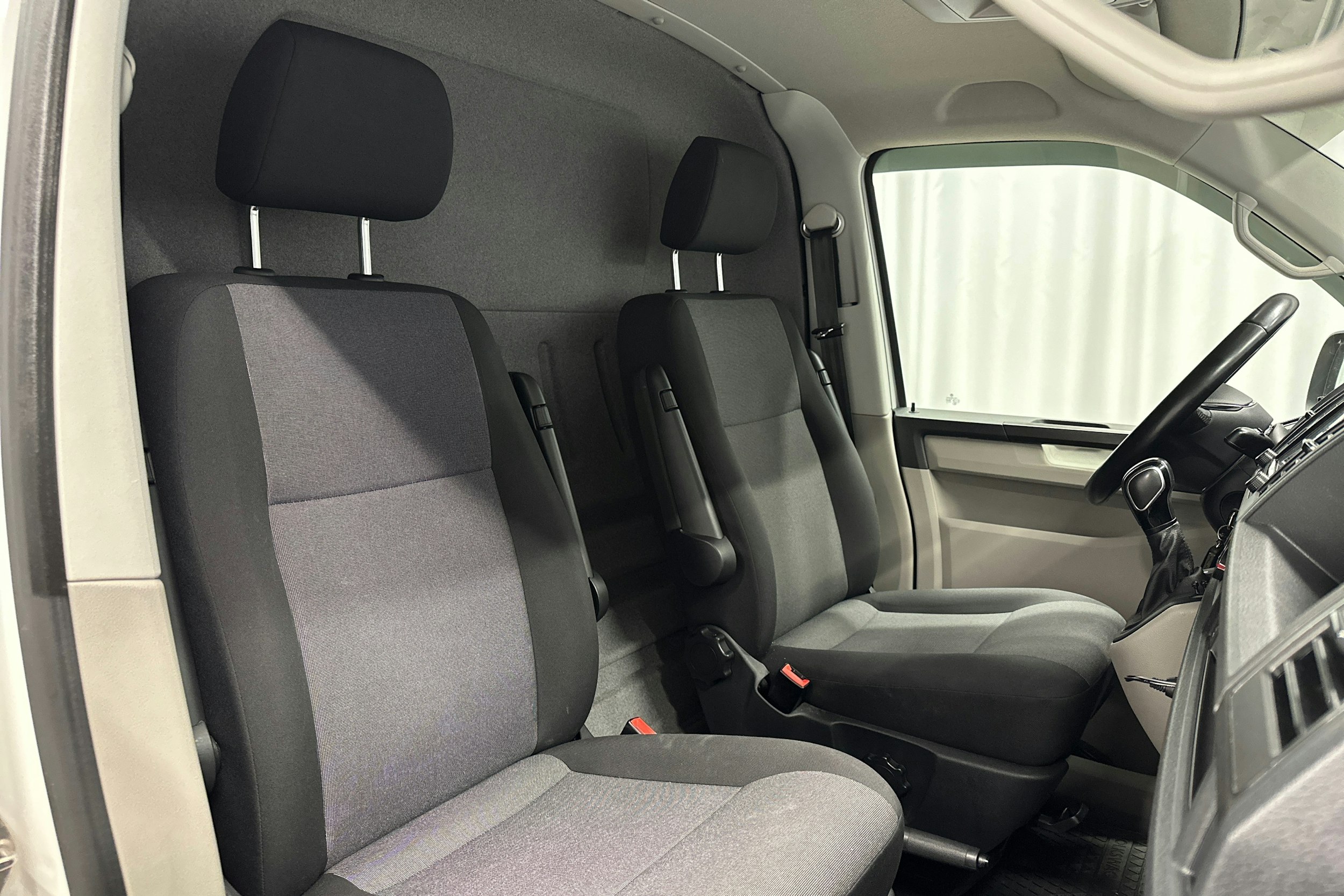 valkoinen Volkswagen Transporter 2019 kuva 12.