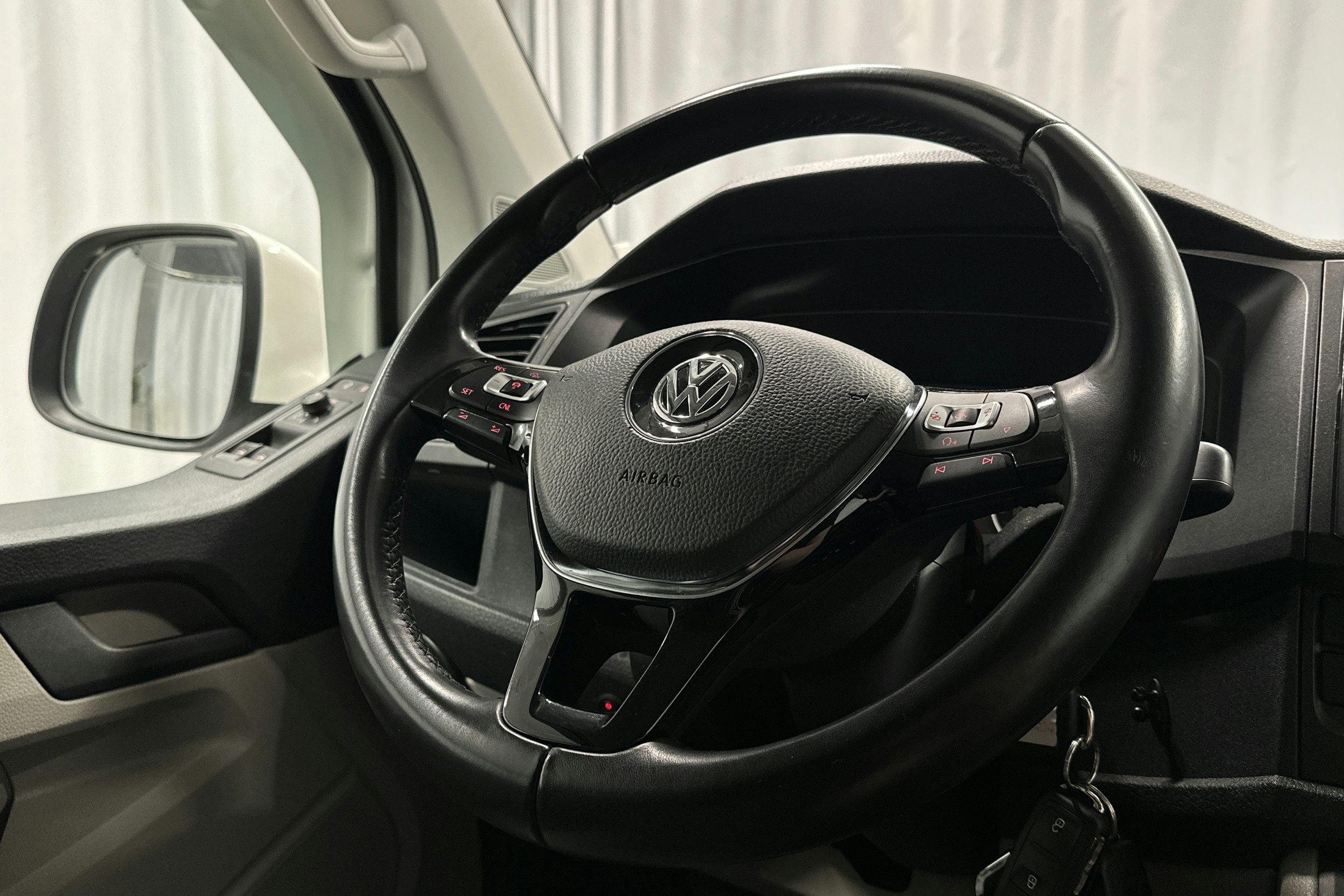 valkoinen Volkswagen Transporter 2019 kuva 13.