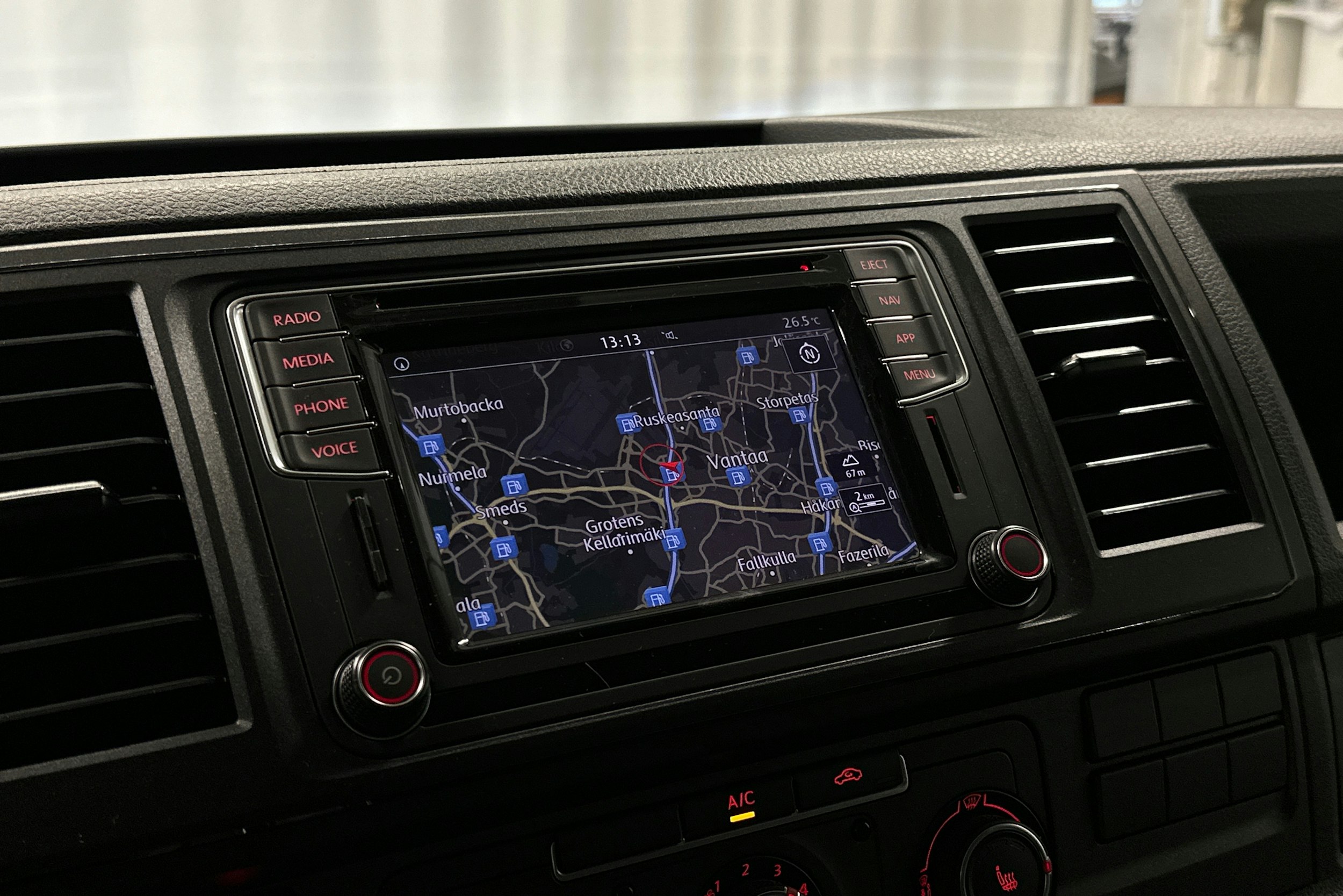 valkoinen Volkswagen Transporter 2019 kuva 17.