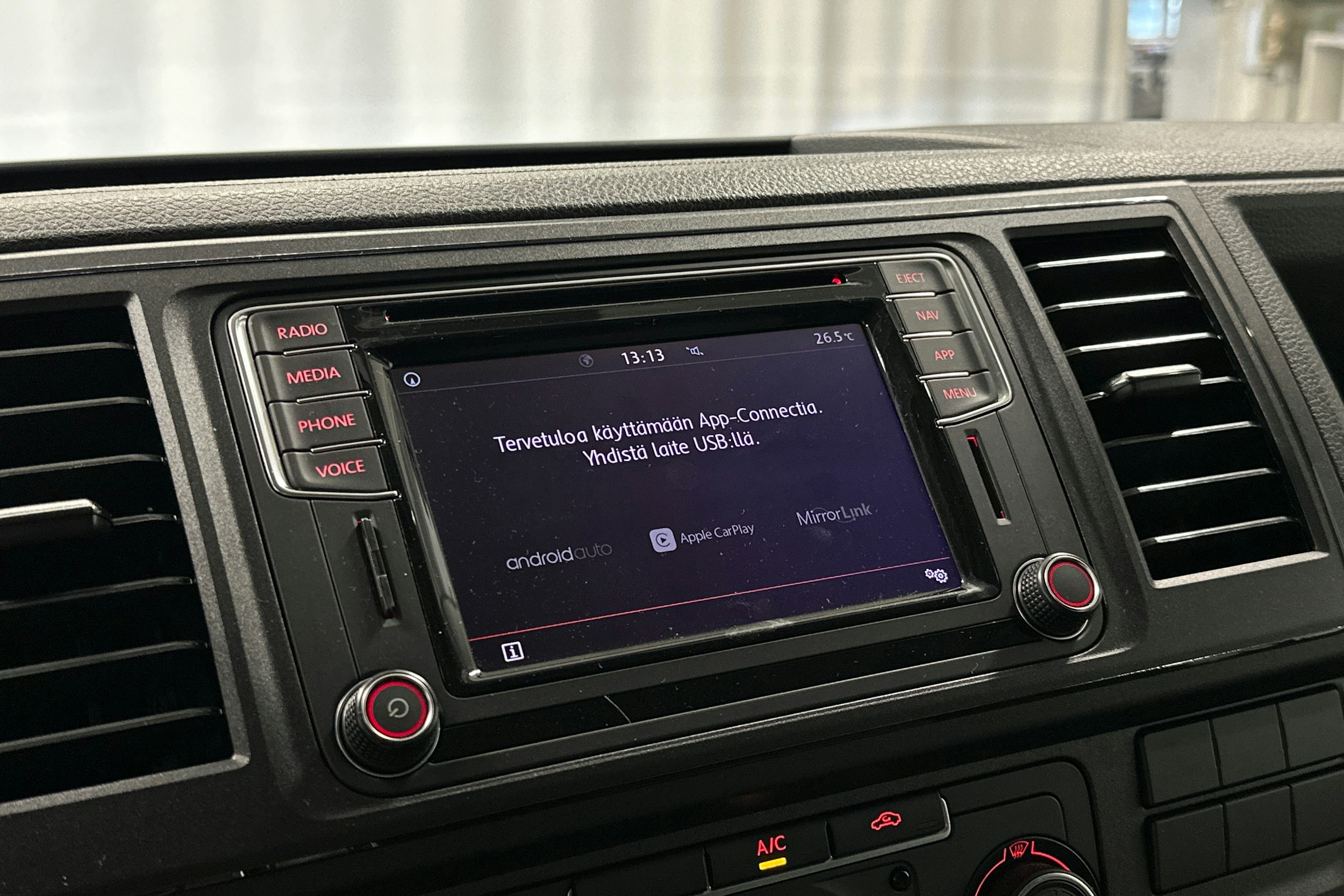 valkoinen Volkswagen Transporter 2019 kuva 18.
