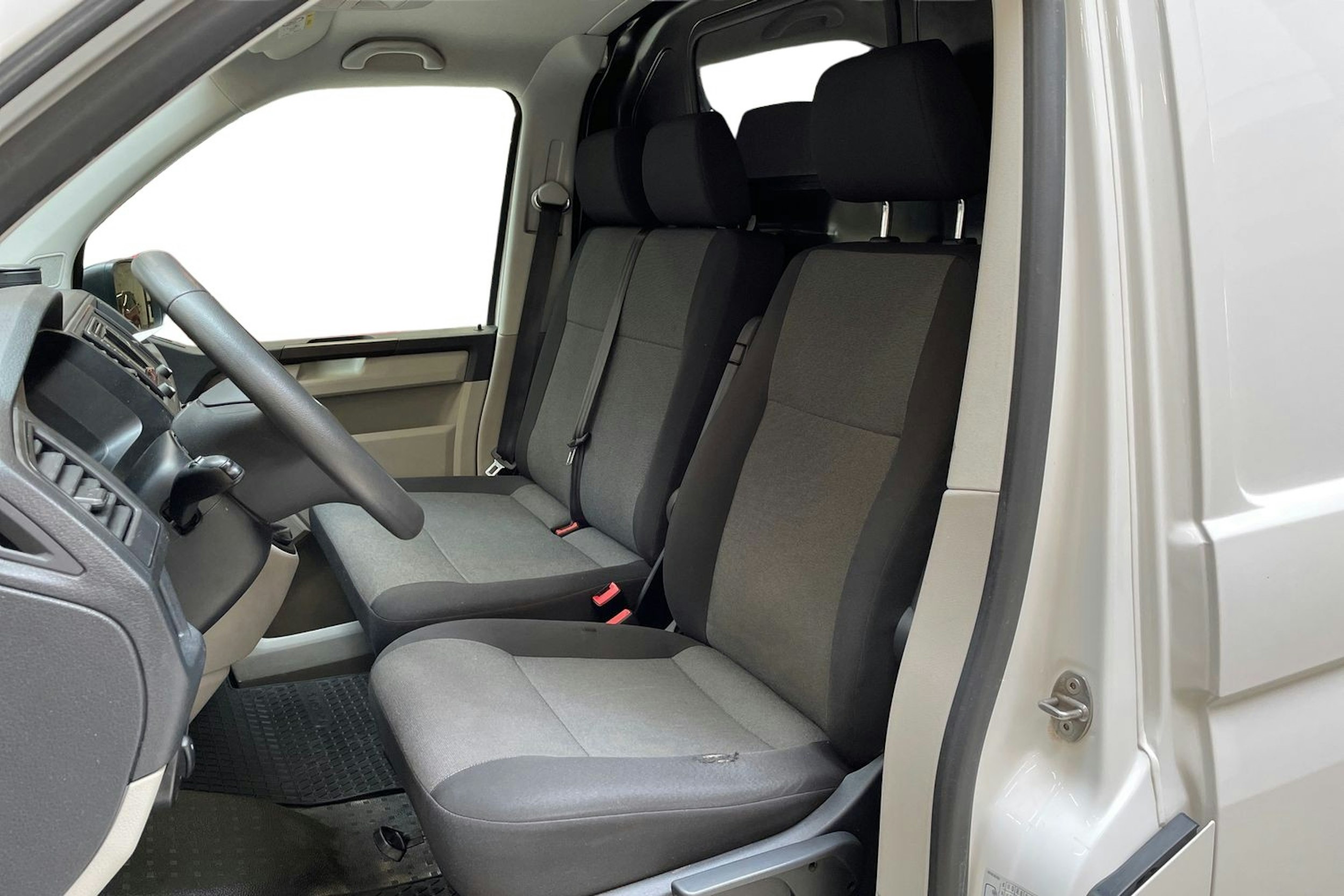 valkoinen Volkswagen Transporter 2019 kuva 7.