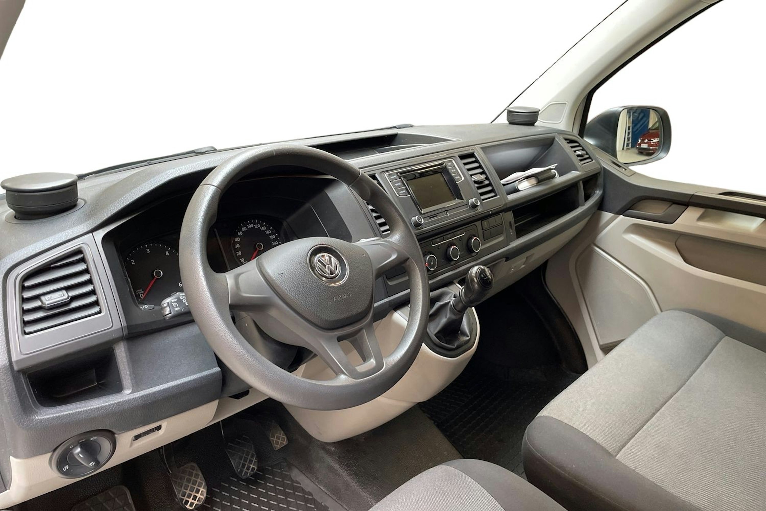 valkoinen Volkswagen Transporter 2019 kuva 9.