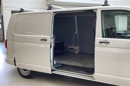 valkoinen Volkswagen Transporter 2019 kuva 12.
