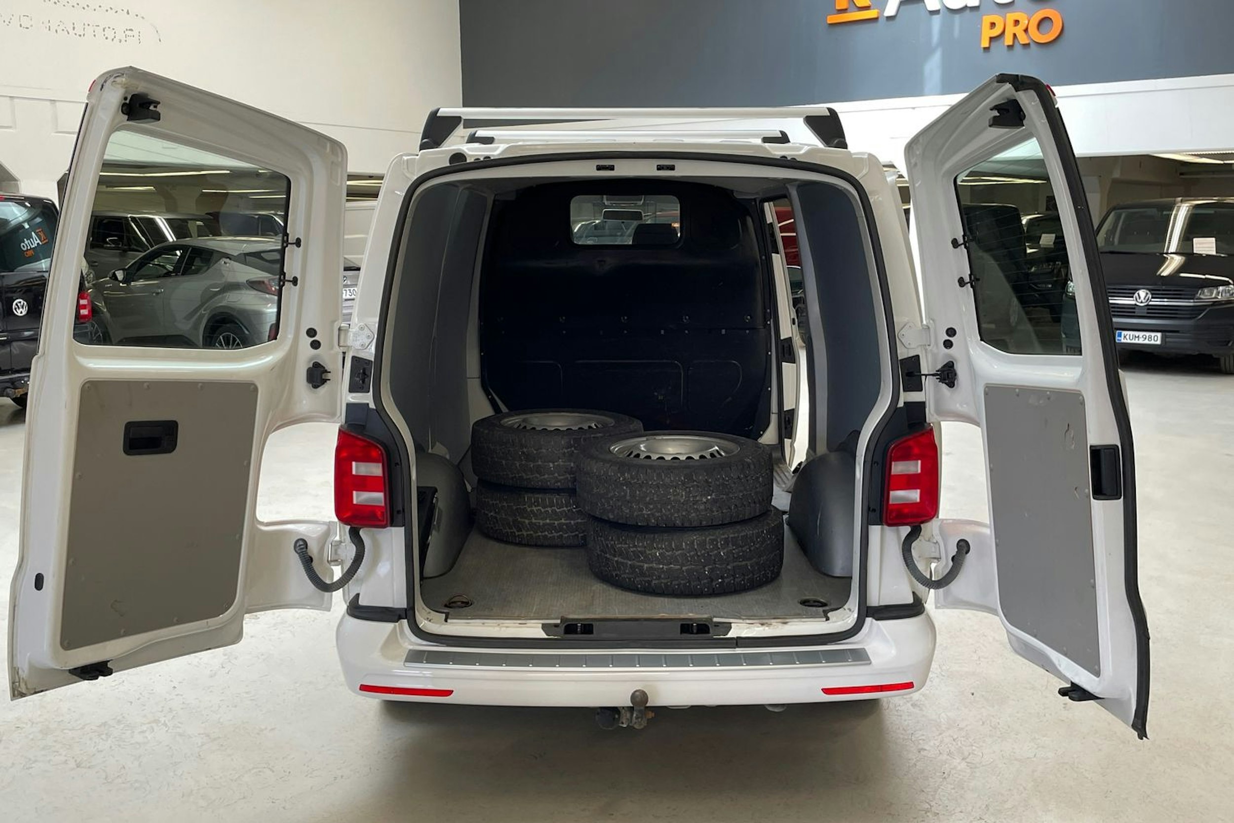 valkoinen Volkswagen Transporter 2019 kuva 14.