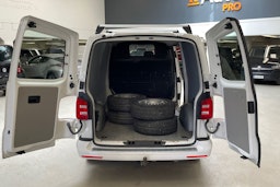 valkoinen Volkswagen Transporter 2019 kuva 14.