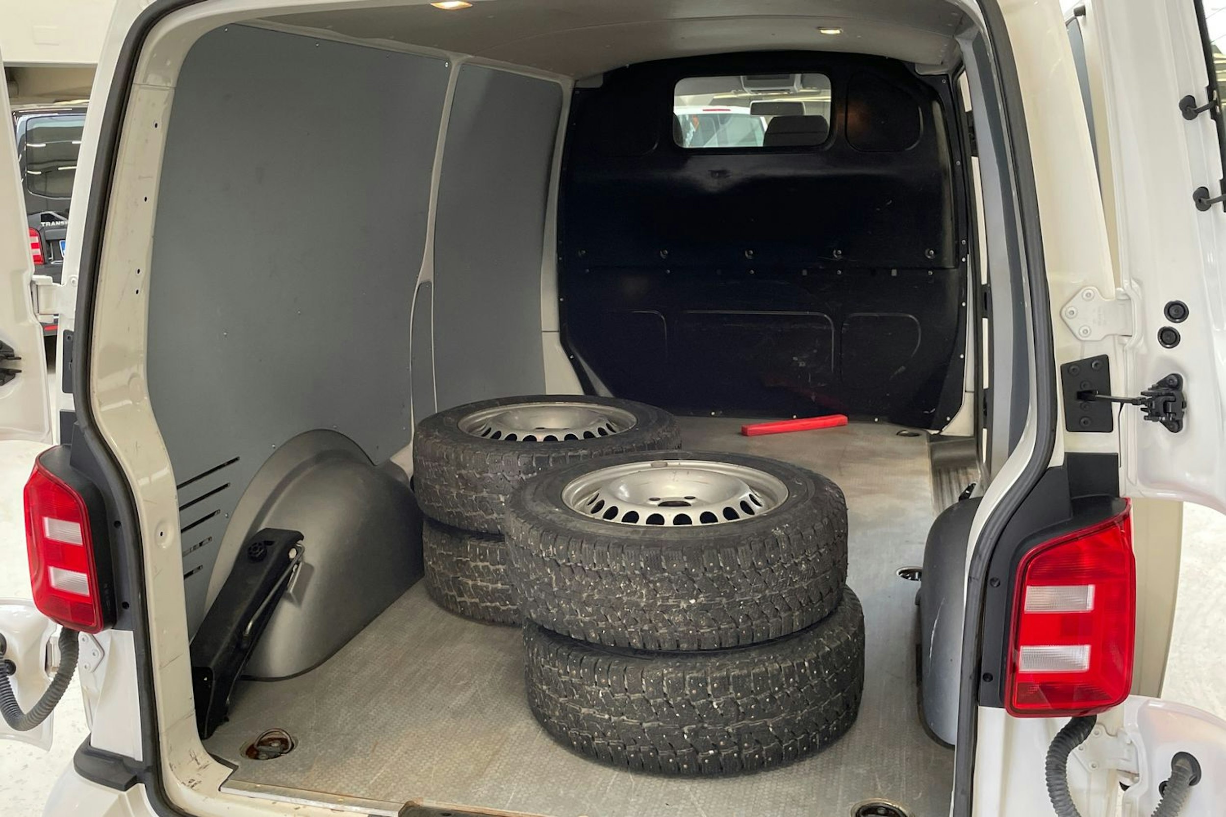 valkoinen Volkswagen Transporter 2019 kuva 15.