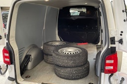 valkoinen Volkswagen Transporter 2019 kuva 15.