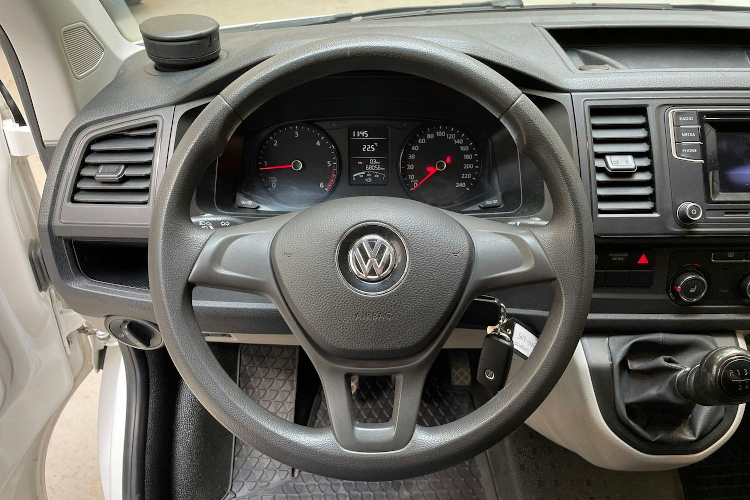 valkoinen Volkswagen Transporter 2019 kuva 17.