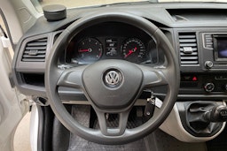 valkoinen Volkswagen Transporter 2019 kuva 17.