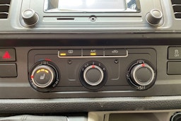 valkoinen Volkswagen Transporter 2019 kuva 23.