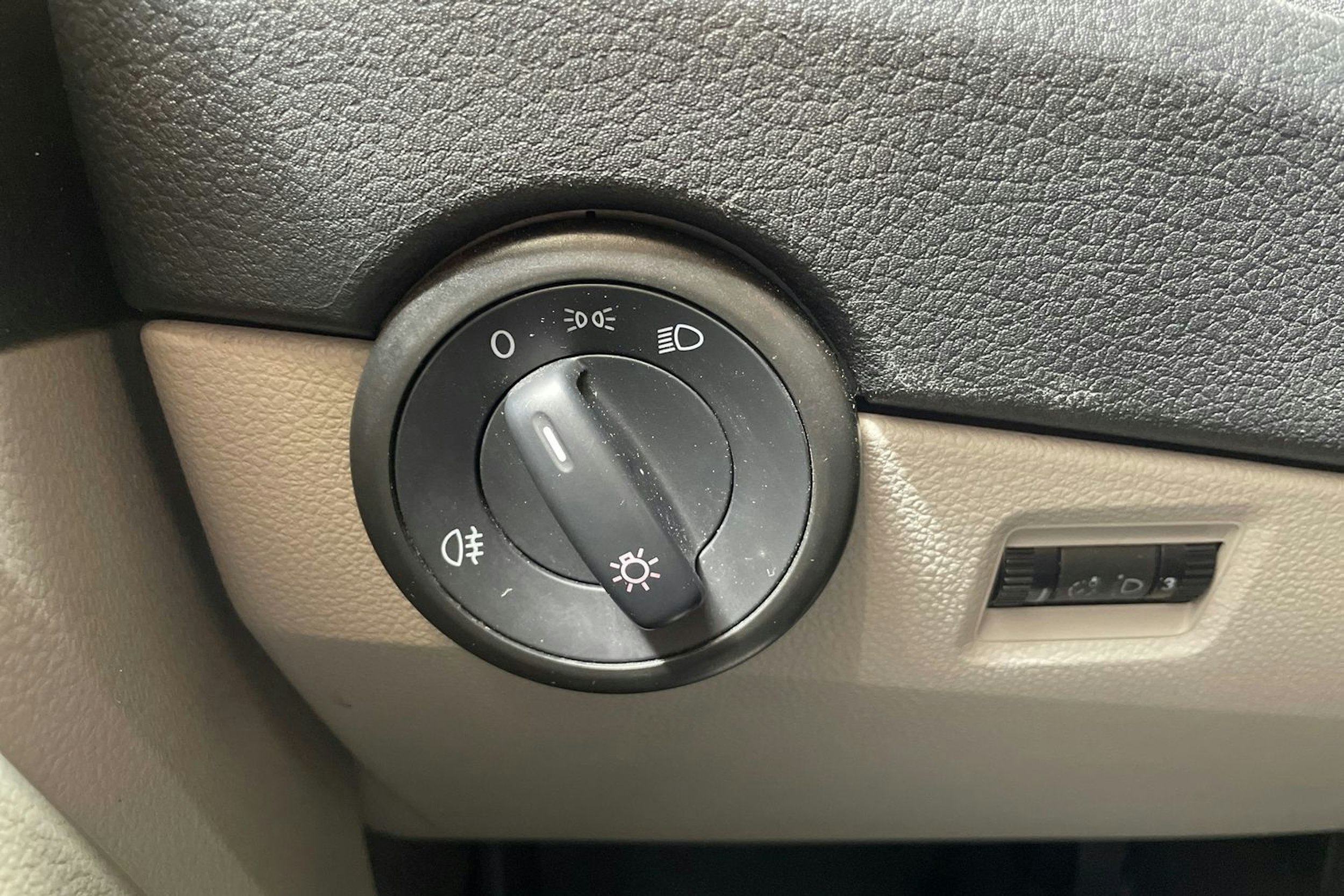 valkoinen Volkswagen Transporter 2019 kuva 24.