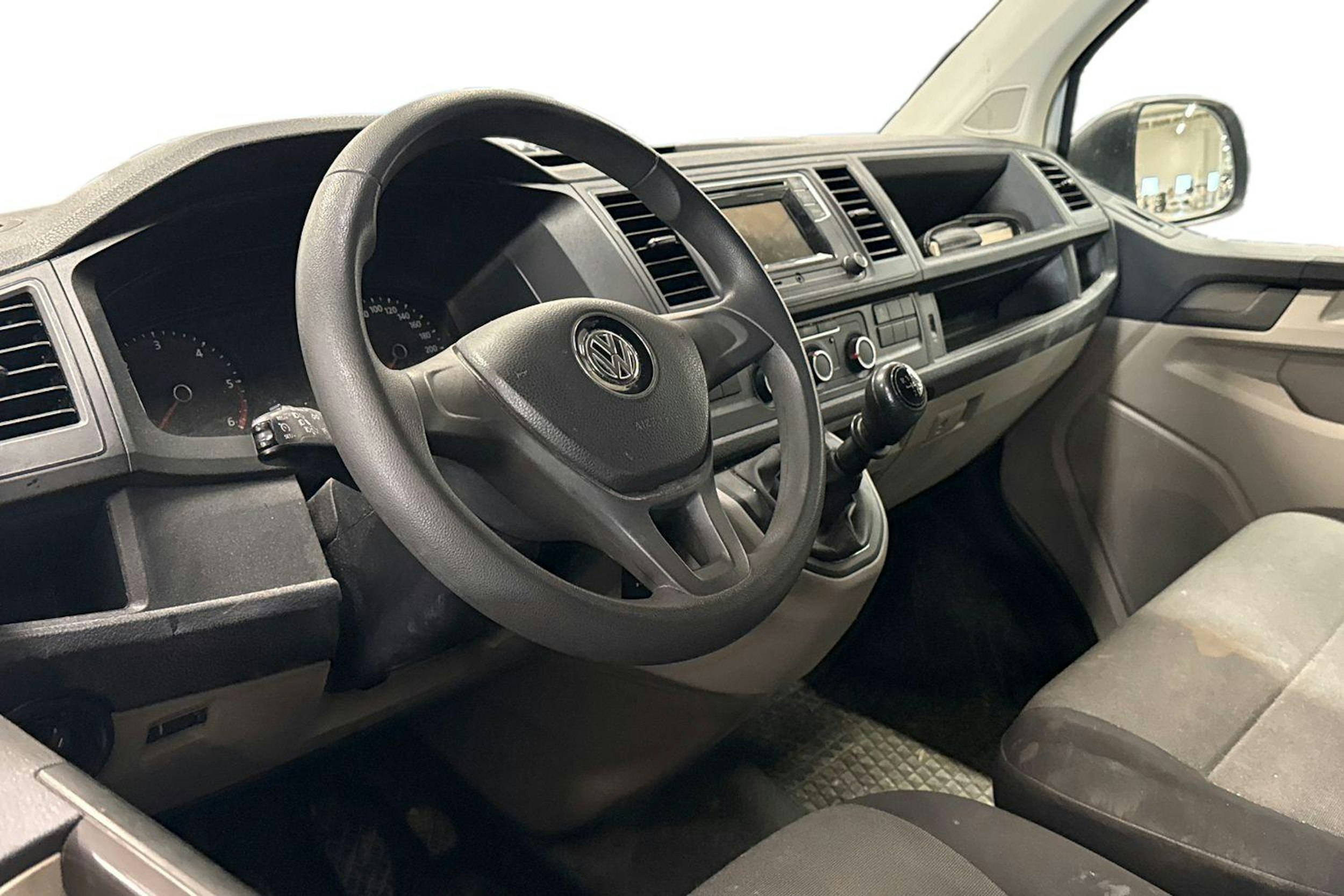 valkoinen Volkswagen Transporter 2019 kuva 3.