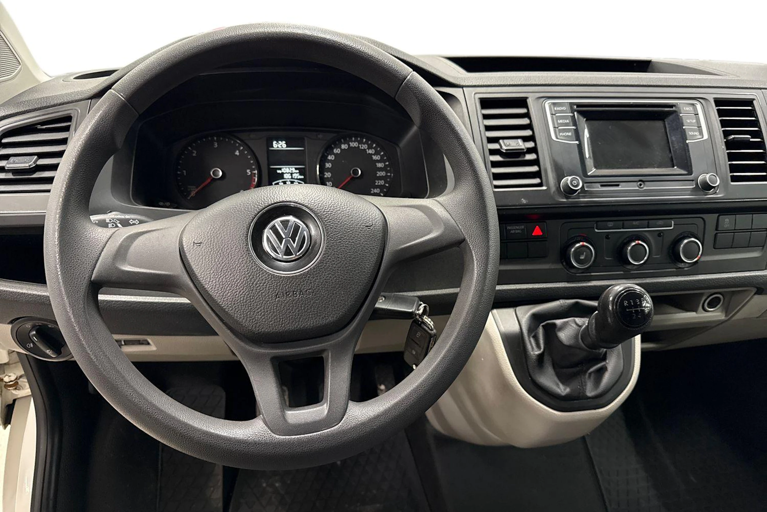 valkoinen Volkswagen Transporter 2019 kuva 9.