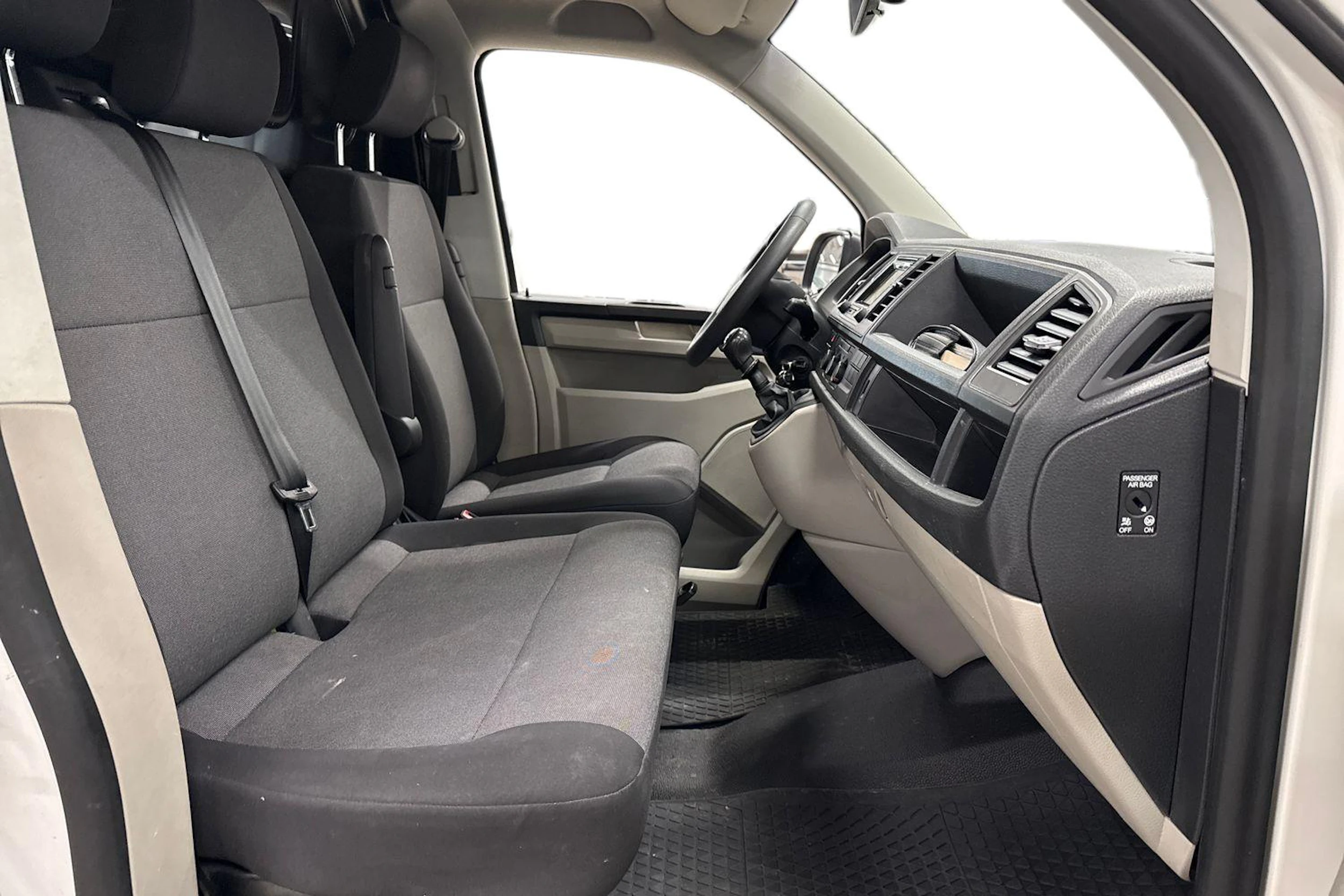 valkoinen Volkswagen Transporter 2019 kuva 11.