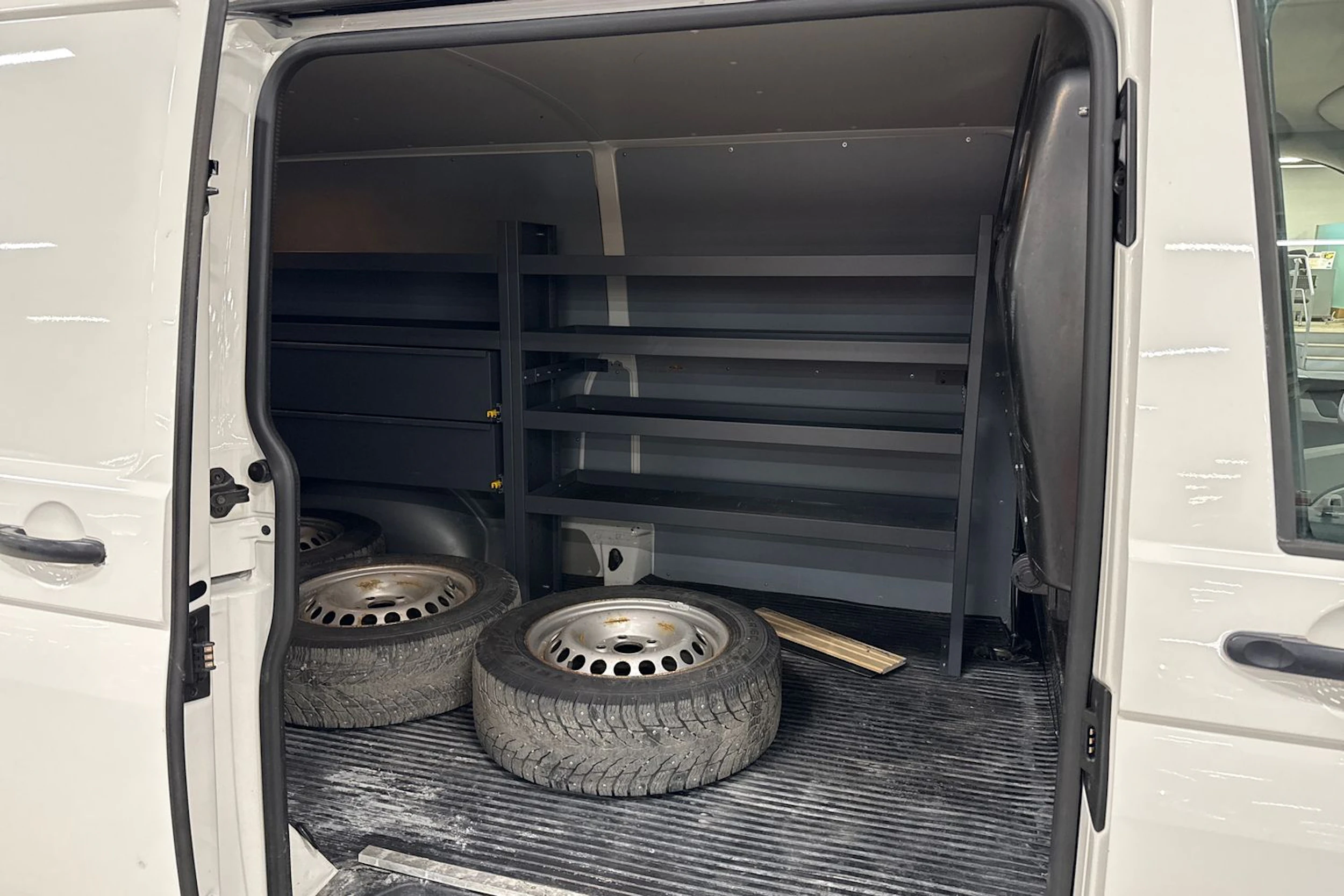 valkoinen Volkswagen Transporter 2019 kuva 13.