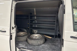 valkoinen Volkswagen Transporter 2019 kuva 13.