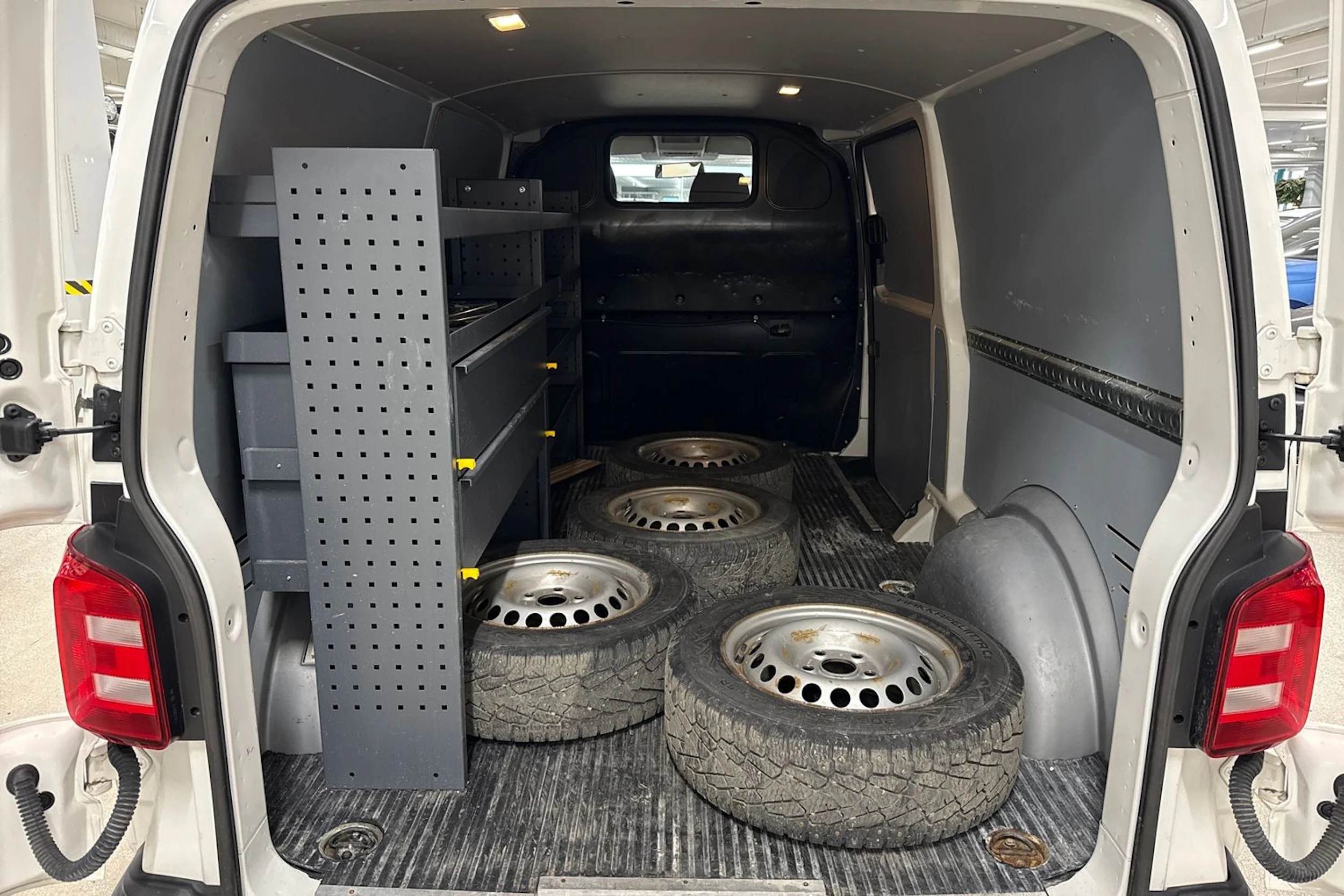 valkoinen Volkswagen Transporter 2019 kuva 15.