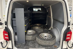 valkoinen Volkswagen Transporter 2019 kuva 15.