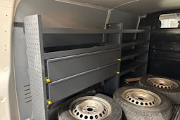 valkoinen Volkswagen Transporter 2019 kuva 16.