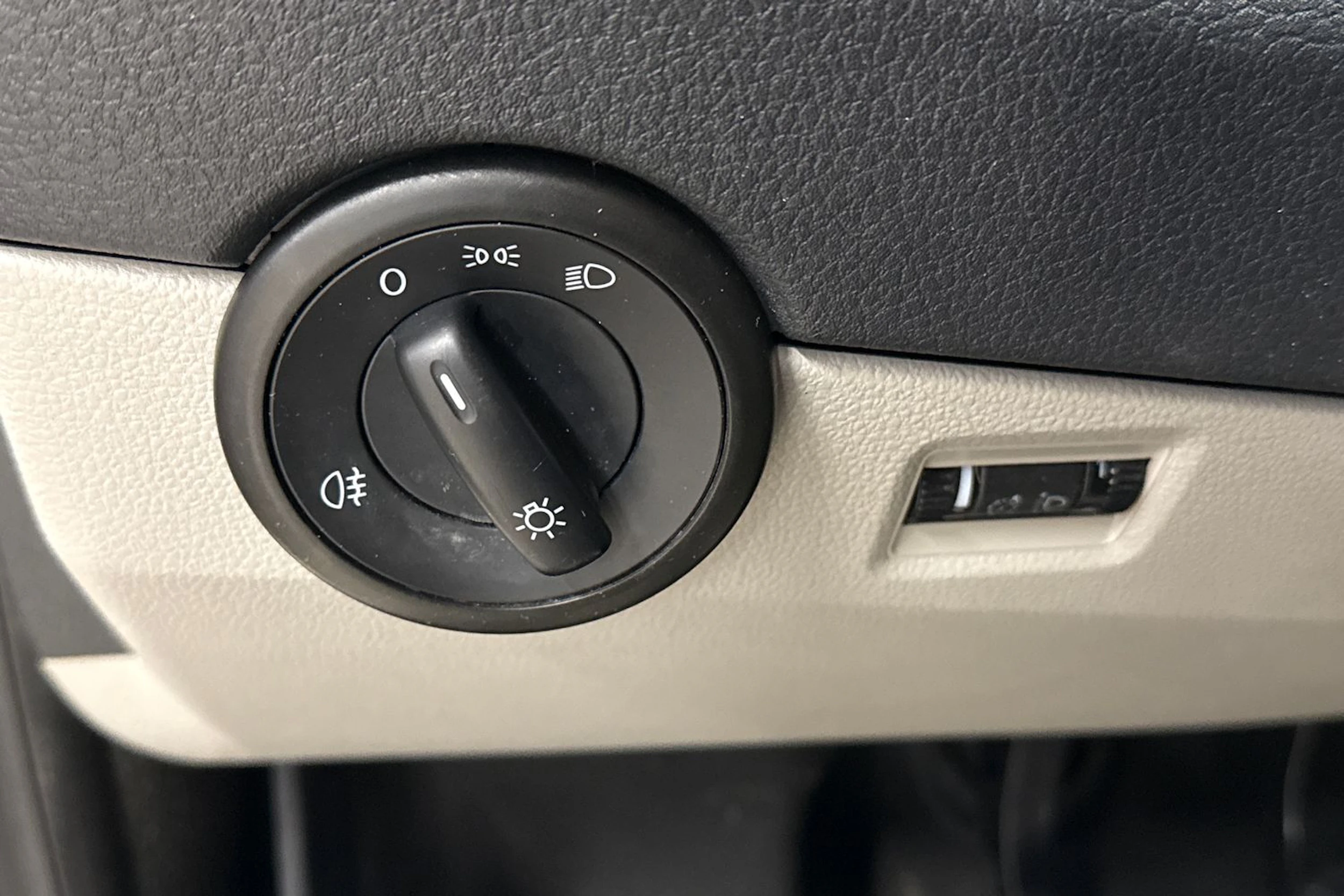 valkoinen Volkswagen Transporter 2019 kuva 18.