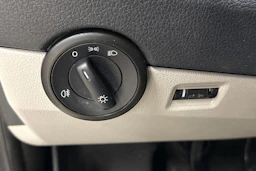 valkoinen Volkswagen Transporter 2019 kuva 18.