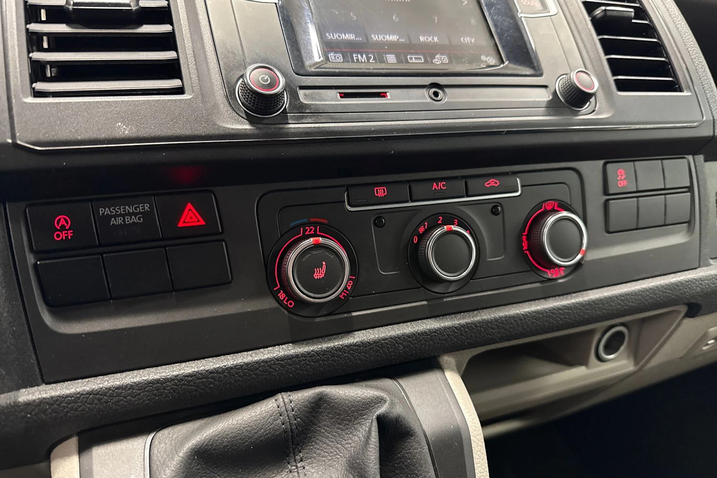 valkoinen Volkswagen Transporter 2019 kuva 20.