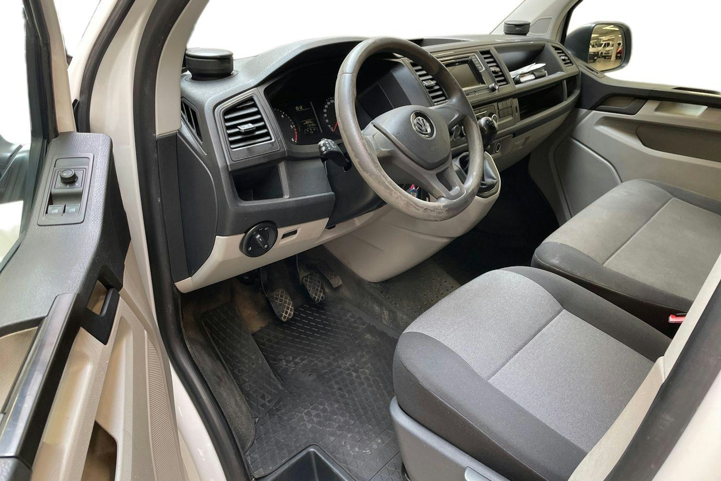 valkoinen Volkswagen Transporter 2019 kuva 7.