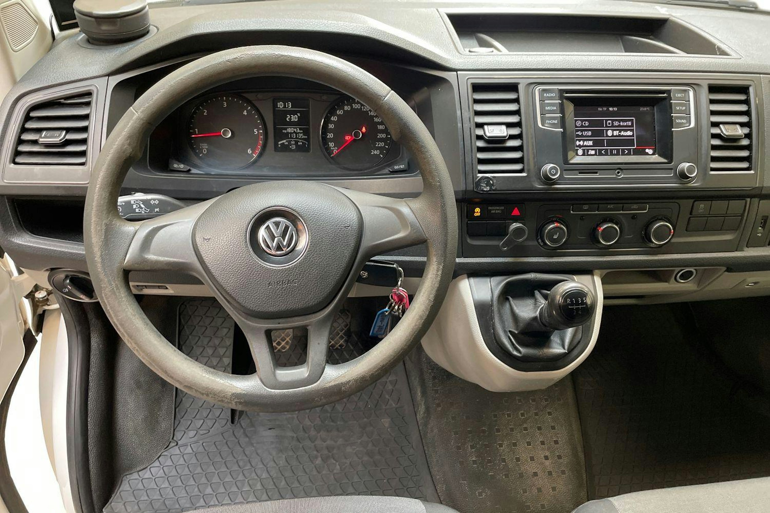 valkoinen Volkswagen Transporter 2019 kuva 9.