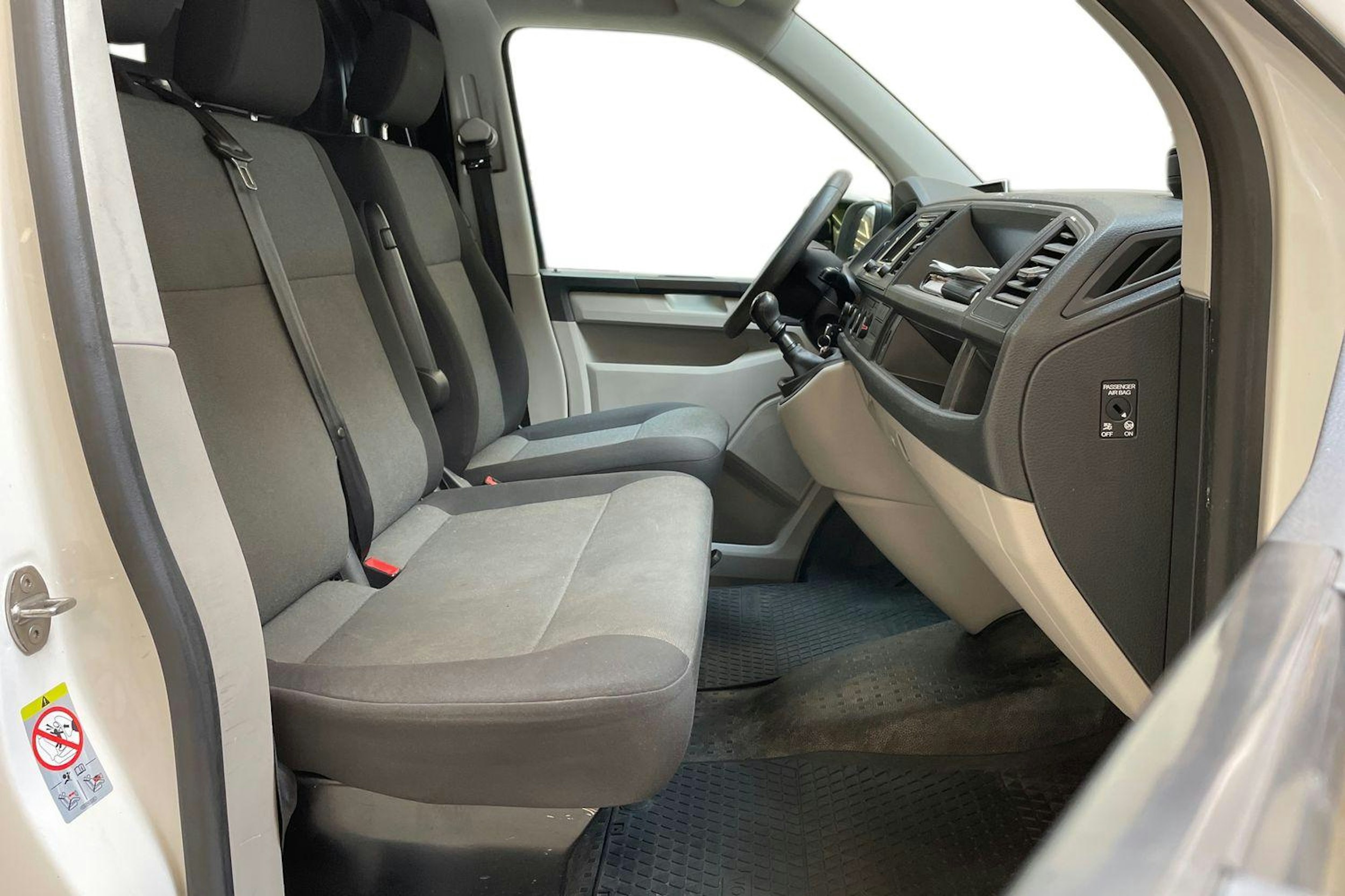 valkoinen Volkswagen Transporter 2019 kuva 10.