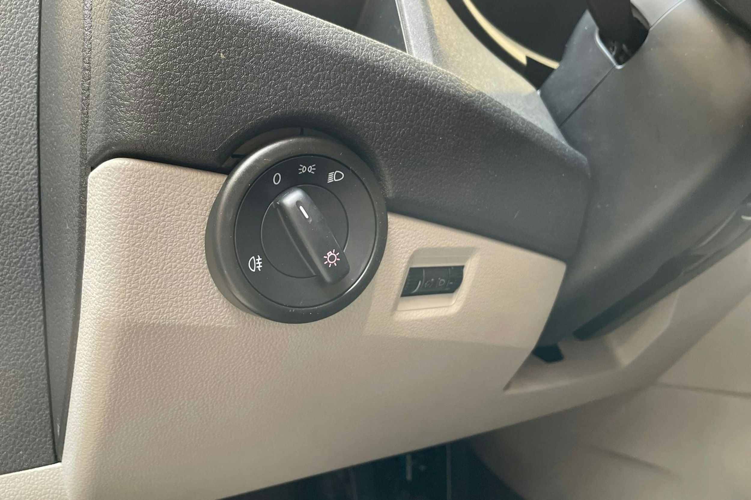 valkoinen Volkswagen Transporter 2019 kuva 14.