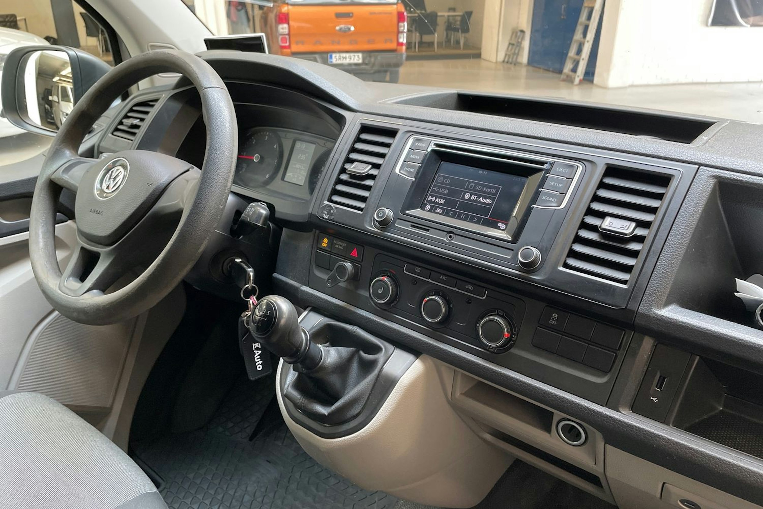 valkoinen Volkswagen Transporter 2019 kuva 16.