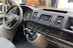 valkoinen Volkswagen Transporter 2019 kuva 16.