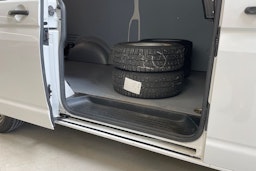 valkoinen Volkswagen Transporter 2019 kuva 18.