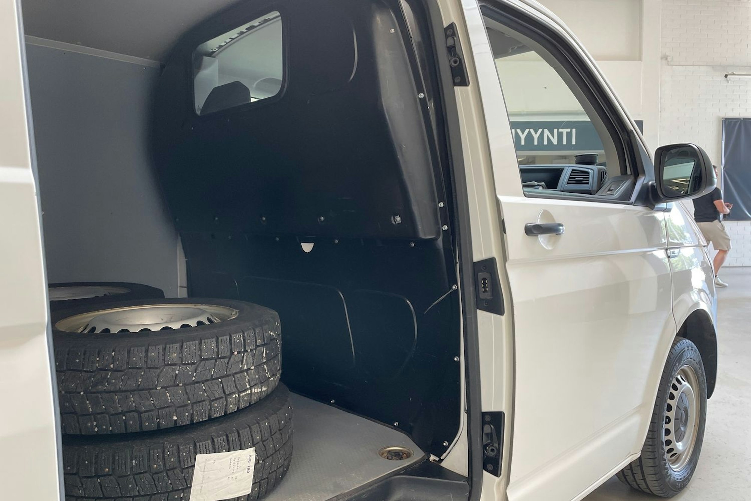 valkoinen Volkswagen Transporter 2019 kuva 19.