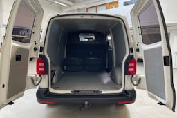 valkoinen Volkswagen Transporter 2019 kuva 21.