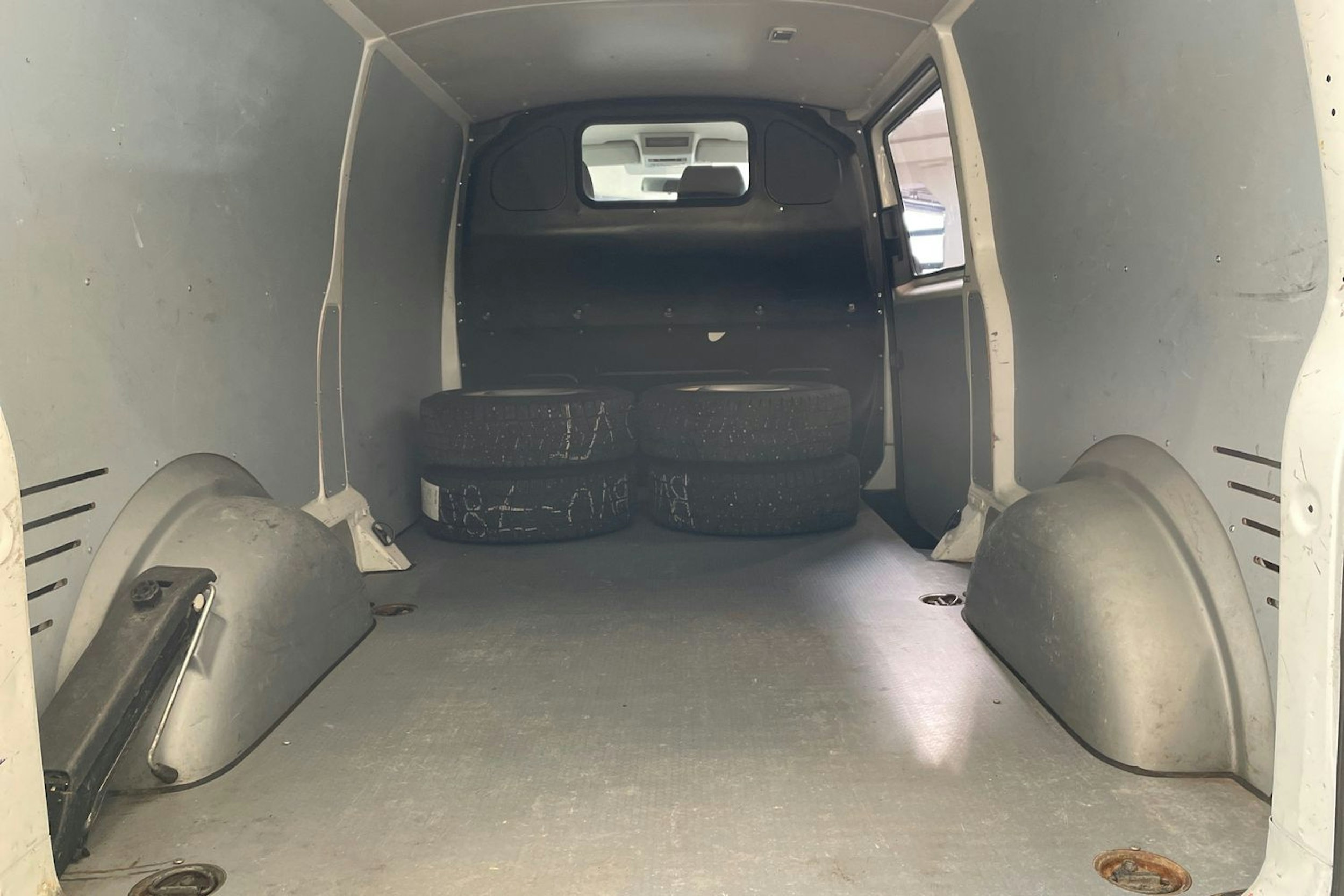 valkoinen Volkswagen Transporter 2019 kuva 22.