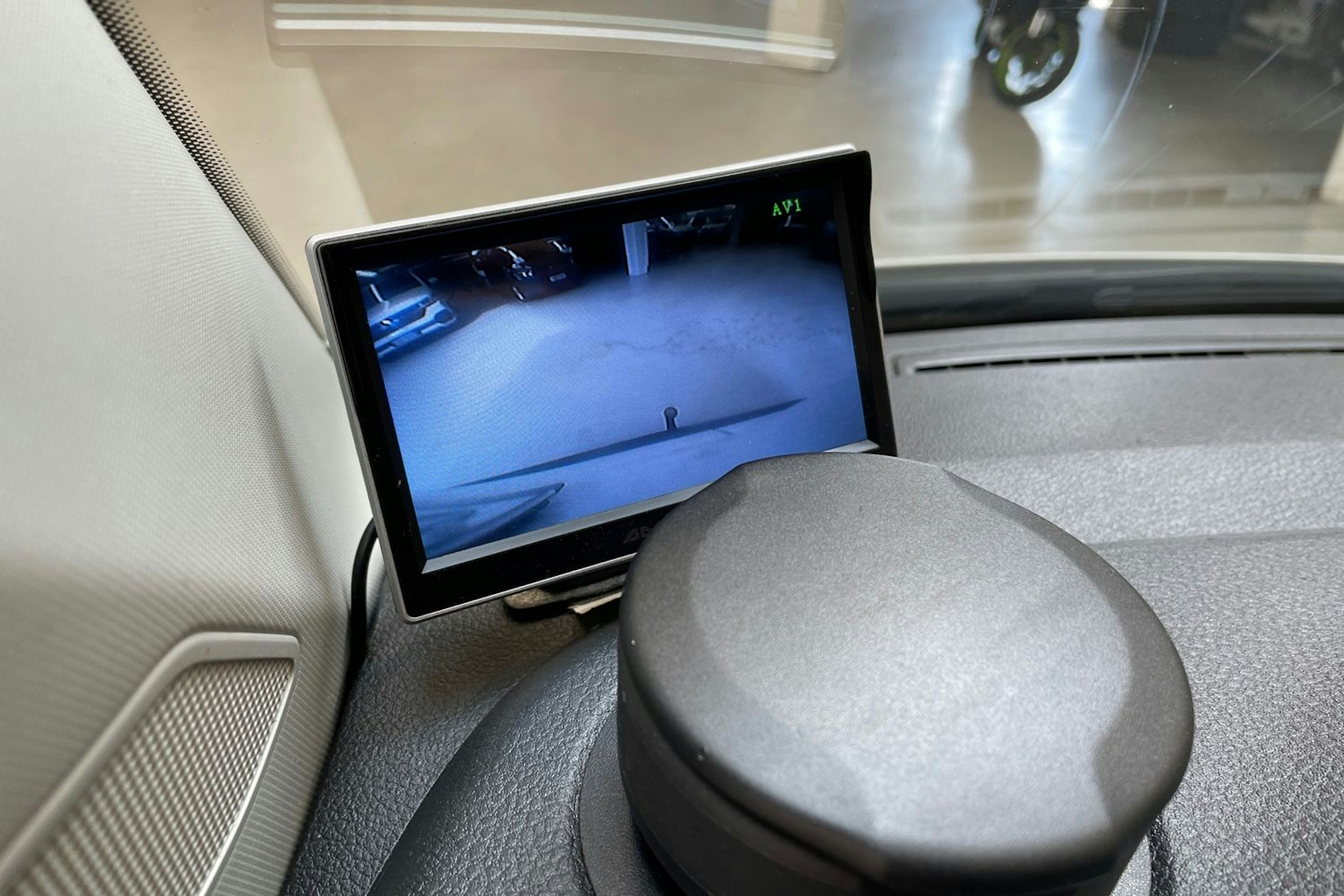 valkoinen Volkswagen Transporter 2019 kuva 24.