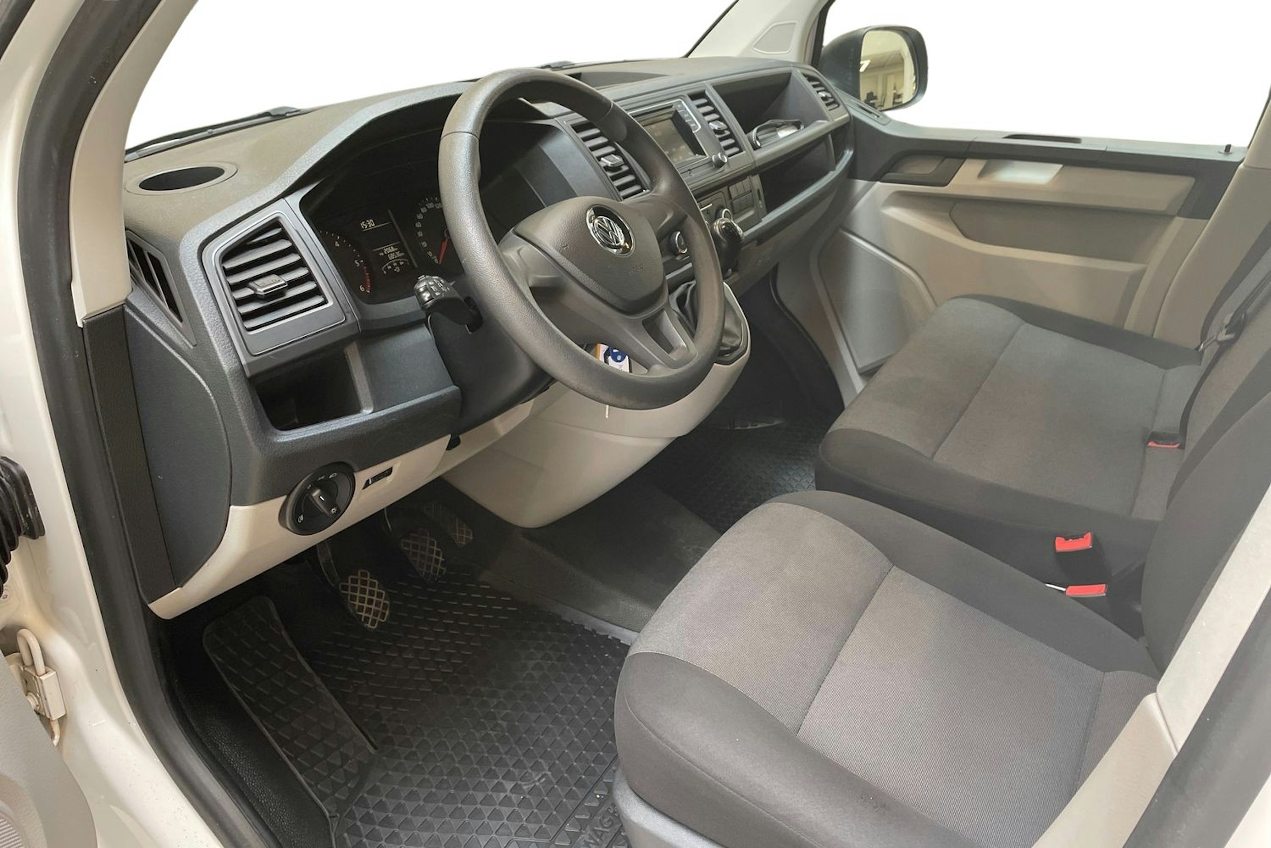 valkoinen Volkswagen Transporter 2019 kuva 7.
