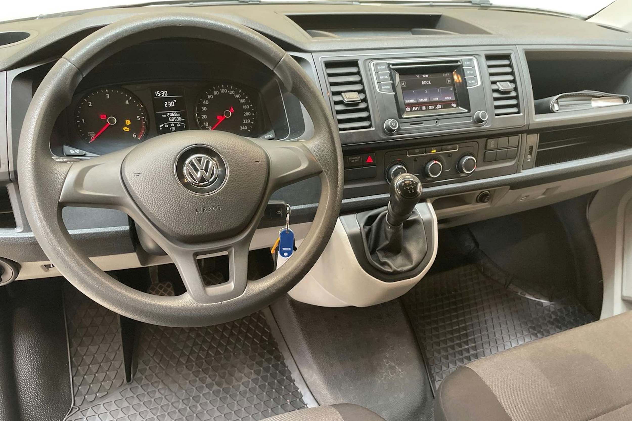 valkoinen Volkswagen Transporter 2019 kuva 9.