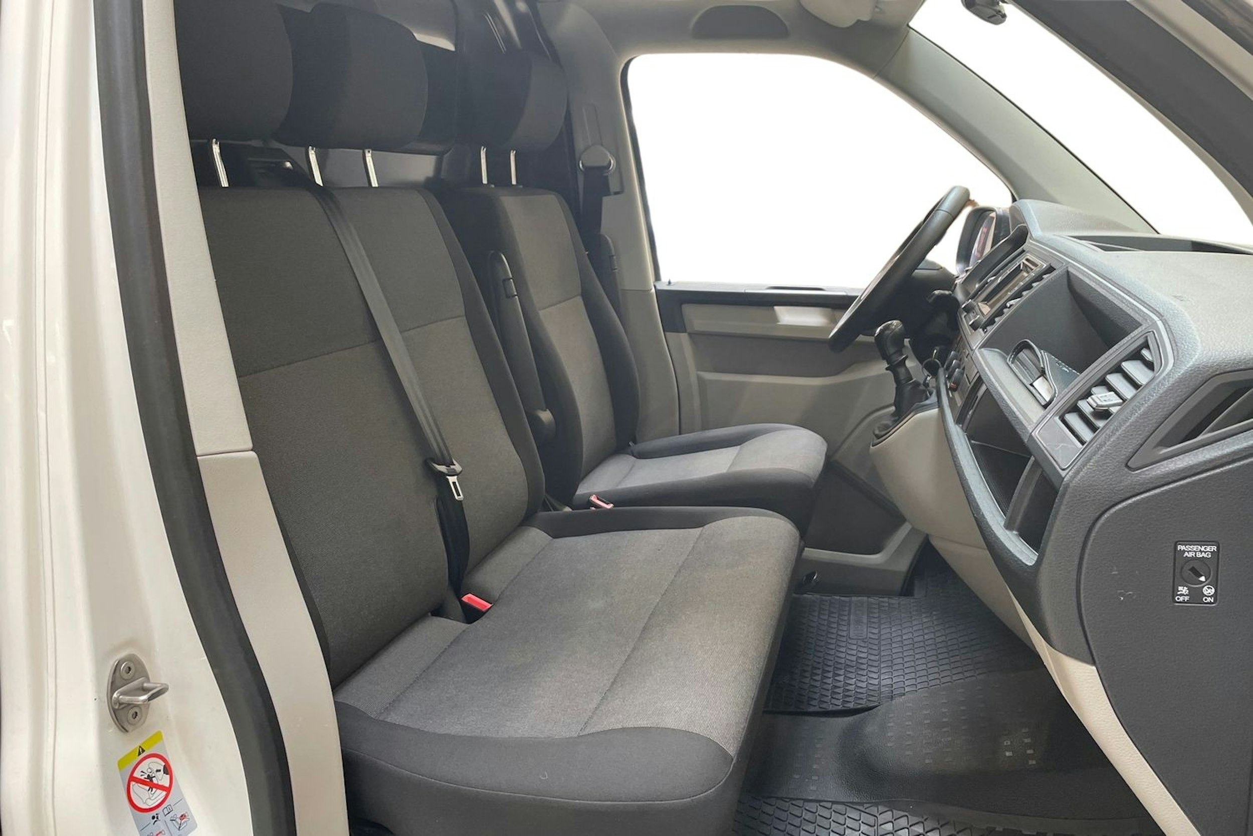 valkoinen Volkswagen Transporter 2019 kuva 10.