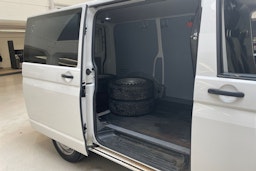 valkoinen Volkswagen Transporter 2019 kuva 13.