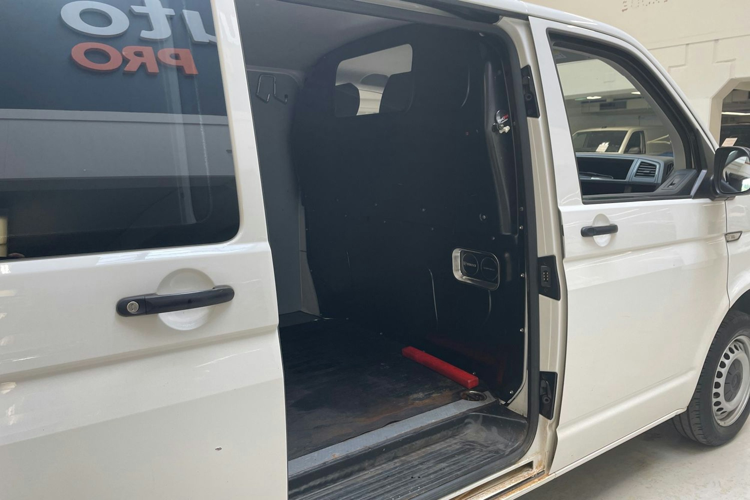 valkoinen Volkswagen Transporter 2019 kuva 14.