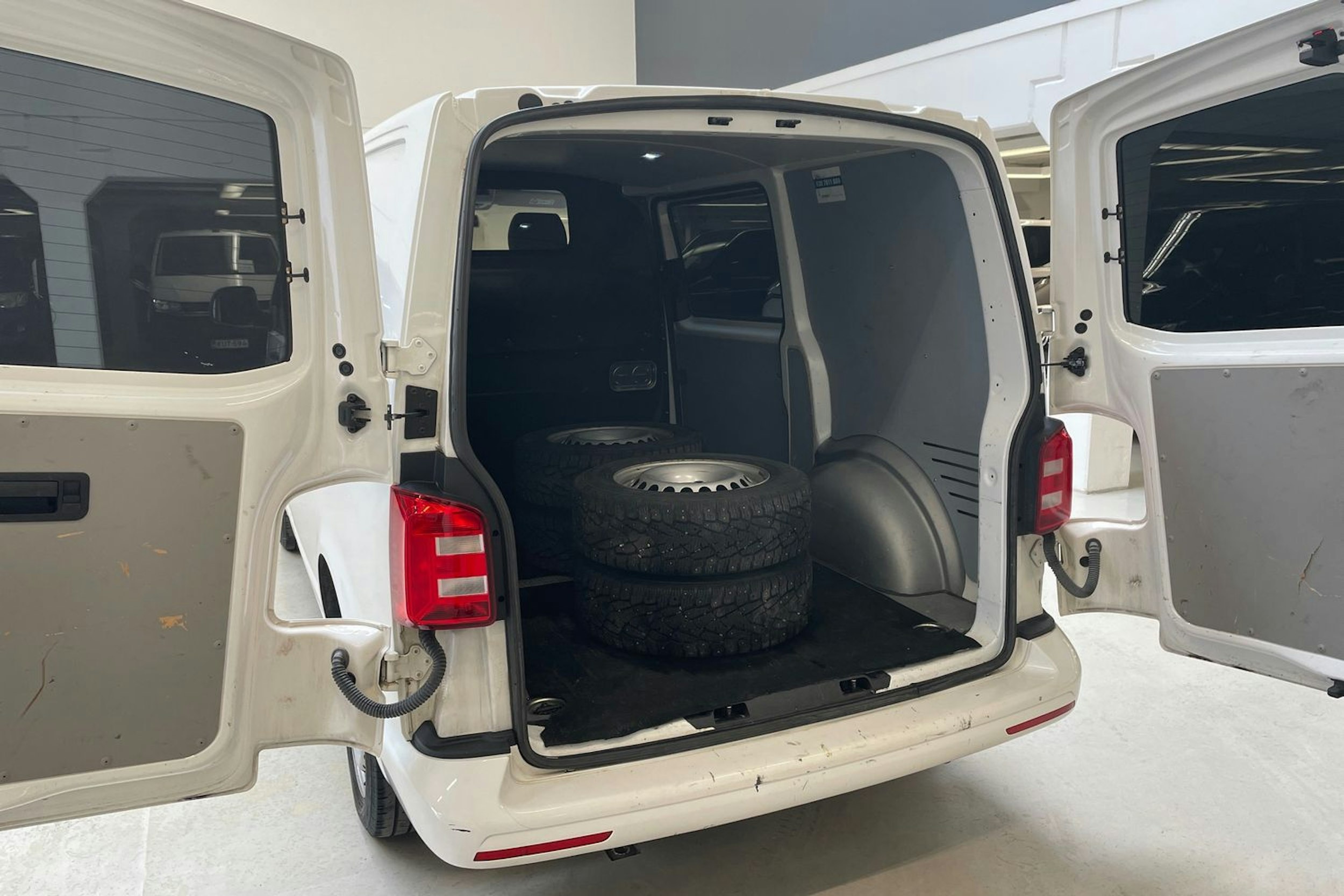 valkoinen Volkswagen Transporter 2019 kuva 15.