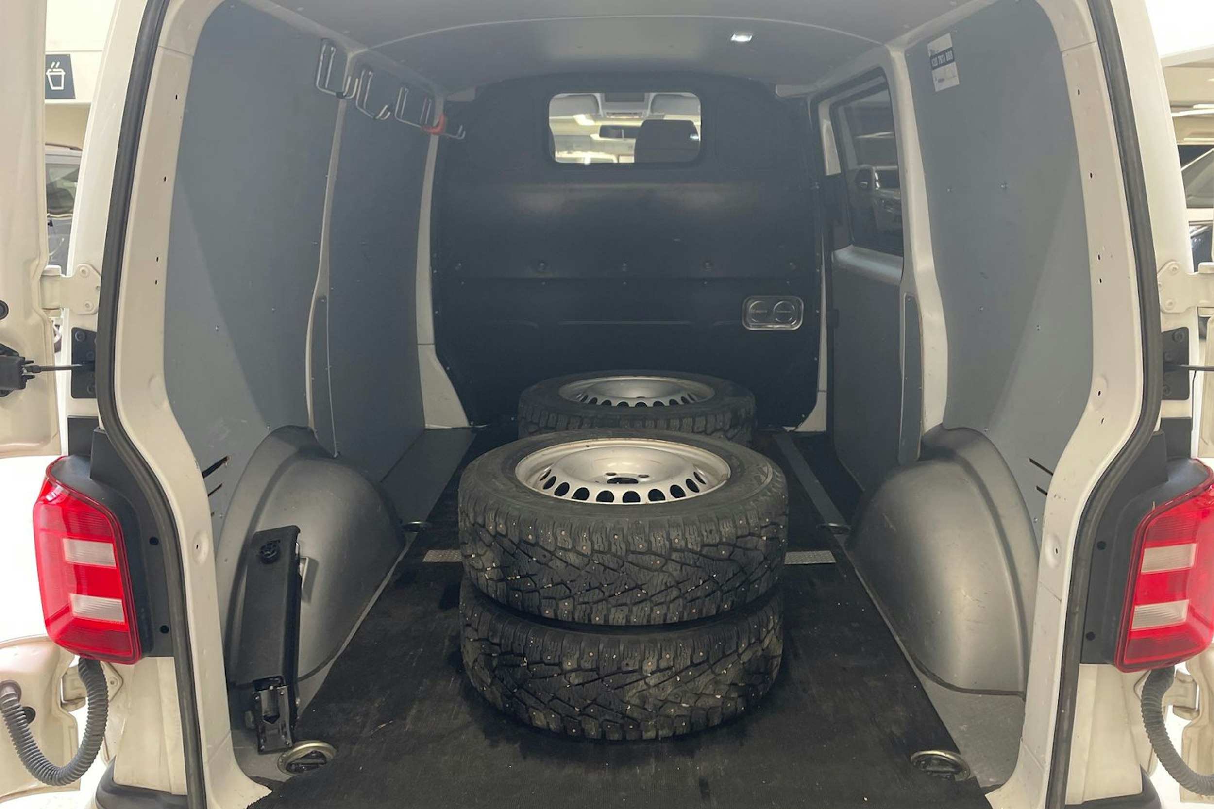 valkoinen Volkswagen Transporter 2019 kuva 16.