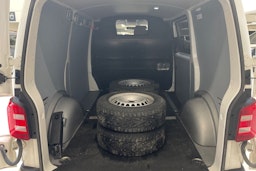 valkoinen Volkswagen Transporter 2019 kuva 16.